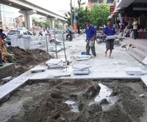 Video: 1m2 đá lát vỉa hè 'bền 70 năm' tại Hà Nội giá bao nhiêu?