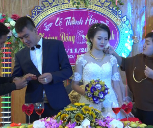 Video: Cặp đôi được tặng nhiều vàng trong ngày cưới đến nỗi đủ mở cả tiệm trang sức