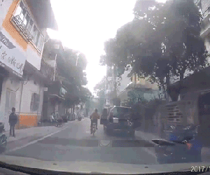 Video: Mở cửa xe không quan sát, tài xế khiến bà cụ ngã sõng soài giữa đường