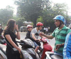 Cảnh sát giao thông 'hóa trang' bắt lỗi không đội mũ bảo hiểm