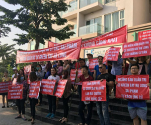 Cư dân chung cư Green Bay Towers căng băng rôn đòi miễn nhiệm Ban quản trị