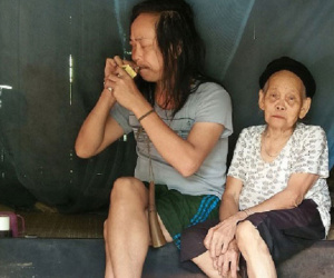 Kỳ lạ: Con trai tâm thần lên cơn, mẹ già hát ru là ngừng đập phá