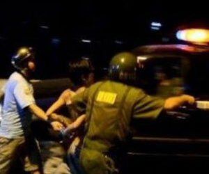 Lấy kéo kề cổ vợ và con trai rồi la hét, cố thủ trong phòng trọ