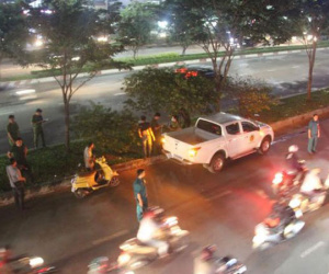 Người đàn ông treo cổ ở dải phân cách đường