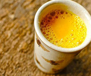 Chia sẻ kinh nghiệm uống nước ép nghệ tươi để da trắng hồng, hết mụn chỉ sau 3 tuần