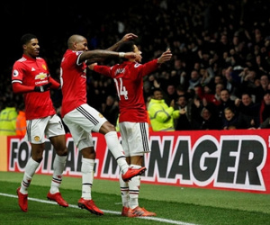 Man Utd thắng nhờ cú đúp của Young và siêu phẩm của Lingard