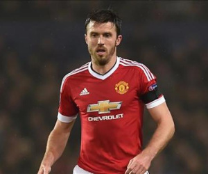 3 đội bóng hỏi mua Michael Carrick