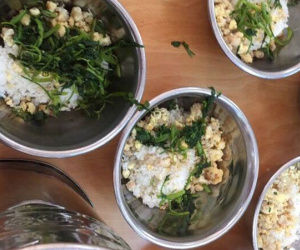 Bữa ăn bán trú quá "đạm bạc": Bức hình được chụp lại có thể là lúc chia cơm cho các cháu chưa hết!