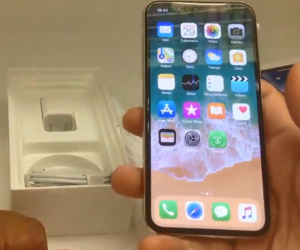 Mở hộp iPhone X đầu tiên trên thế giới
