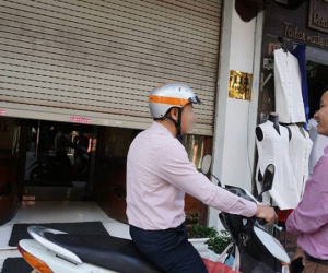 Người đàn ông mang khăn lụa Khaisilk tặng vợ hôm 20-10 nhất quyết đến cửa hàng trả lại