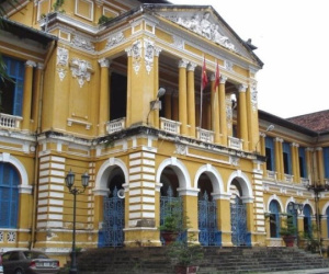 Truy tố vợ chồng thư ký TAND TP.HCM lừa đảo "chạy án"