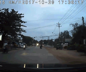 Video: Hai thanh niên đánh võng cà khịa xe hơi nhận cái kết đắng ngắt ngay sau đó