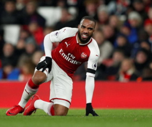 Alexandre Lacazette sẽ vắng mặt trong trận đấu với Man Utd