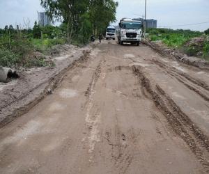 Cám cảnh những tuyến đường Hà Nội bị xe tàn phá nặng nề