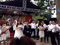 Video: Chú rể đơ người khi cô dâu 'quẩy tưng bừng' cùng hội bạn thân
