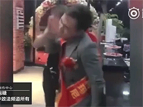 Không đạt đủ doanh số, 5 nhân viên làm tóc phải tự vả bôm bốp vào mặt