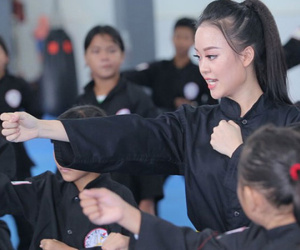 Nữ sinh phòng cháy chữa cháy xinh đẹp dạy võ cho trẻ em lang thang