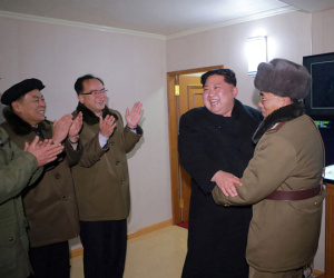 Ông Kim Jong Un chia vui cùng cấp dưới khi Triều Tiên thử tên lửa