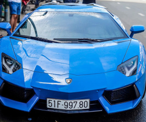 Siêu xe Aventador màu lạ độ cánh gió và mâm ở Sài Gòn