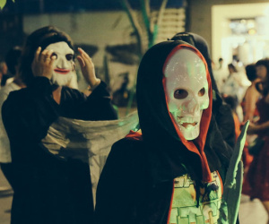 "Đầu tư" mùa Halloween, nhiều bạn trẻ Sài Gòn hóa trang rùng rợn trêu đùa trẻ em ở phố đi bộ Nguyễn Huệ