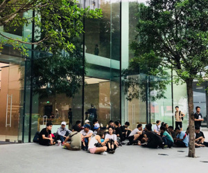 Hàng chục người Việt đến Apple Store trước 3 ngày để mua iPhone X