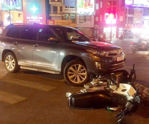 Người dân đập kính, lôi tài xế say rượu ra ngoài sau khi gây tai nạn liên hoàn trên đường phố Hà Nội