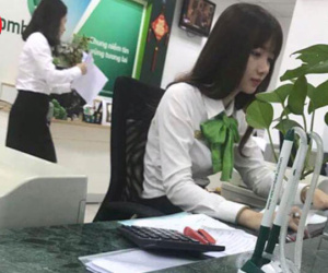 Nữ giao dịch viên ngân hàng bị khách chụp lén rồi đăng ảnh lên Facebook nhờ “tìm link” vì rất xinh