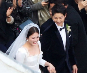 Siêu đám cưới Song Joong Ki - Song Hye Kyo: Cô dâu chú rể nắm tay nhau trong tiếng vỗ tay của mọi người