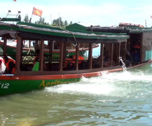 Tàu câu mực chở 36 thuyền viên chìm trên biển