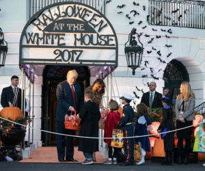 Trump phát kẹo cho 'khủng long và Minion' trước ngày Halloween