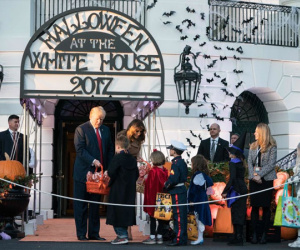 Video Trump phát kẹo cho 'khủng long và Minion' trước ngày Halloween