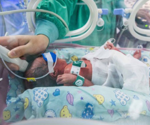 Chị em sinh ba chào đời cách nhau hai ngày