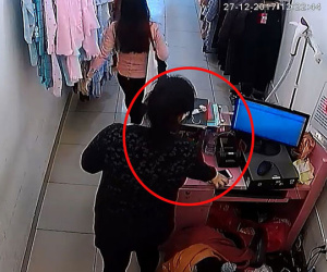 Clip: 'Nữ quái' cuỗm điện thoại tinh vi trong cửa hàng quần áo