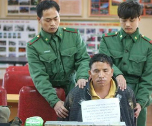 Người đàn ông vượt biên mang 10 bánh heroin vào Việt Nam