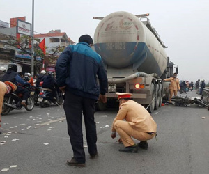Xe bồn cuốn hai người đi xe máy vào gầm tử vong