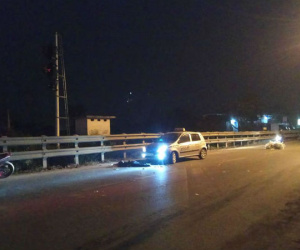 Hà Nội: 'Né' tai nạn, đôi nam nữ bị taxi đâm thương vong