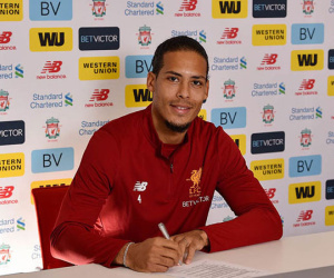 Hậu vệ đắt giá nhất thế giới Van Dijk ra mắt CĐV Liverpool