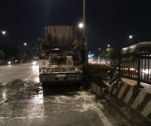 Sài Gòn: Xe container bốc cháy ngùn ngụt, tài xế đạp cửa thoát thân