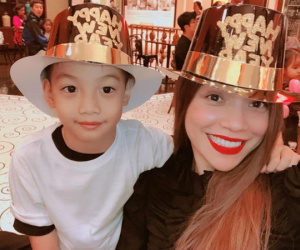 Sao Việt đón 2018: Hà Hồ chạy sô với con trai, Mỹ Tâm vuốt má Isaac