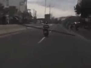 Video: Thanh niên chở thép một mình đi 2 làn đường, xe cộ rồng rắn theo sau không ai dám vượt