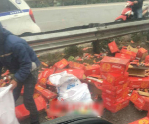 Xe chở Coca gặp nạn trên cao tốc, nhiều người đổ xô ra hôi của