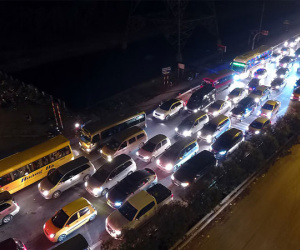 Xe cộ chật vật trở lại thành phố ngày đầu năm mới
