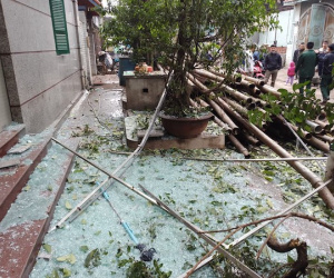 Sức công phá của vụ nổ khủng khiếp đến nỗi tạo ra hố sâu lớn, nhiều cửa kính cường lực cách 200-300 mét vỡ nát