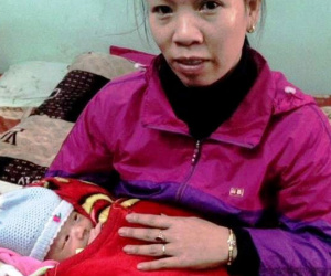 Bé trai sơ sinh 1 tháng tuổi bị bỏ rơi bên vệ đường