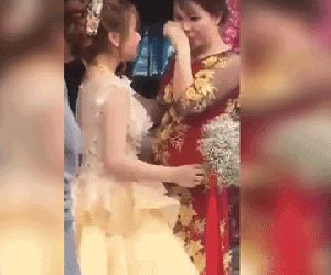 Clip cô dâu ôm cha mẹ khóc nức nở trong ngày cưới: 'Lấy chồng xa 53km thôi mà cảm giác như 530km vậy'