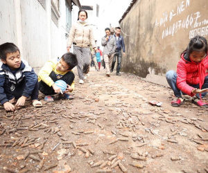 Người lớn, trẻ nhỏ lẻn vào hiện trường vụ nổ ở Bắc Ninh rồi vô tư nhặt vỏ đạn vương vãi bất chấp nguy hiểm