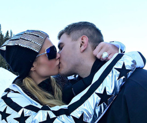 Sau tình sử dài dằng dặc, Paris Hilton cuối cùng đã đính hôn với 'phi công trẻ' ở tuổi 36