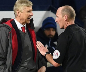 Wenger gặp vạ vì bình luận về trọng tài