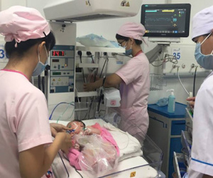 Bé sơ sinh lộ hết ruột gan ra ngoài được phục hồi thành bụng thành công