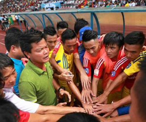HLV, cầu thủ Nam Định FC nói gì khi thiếu điều kiện dự V.League?
